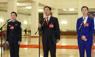 李貝、裴春亮、丁寧代表接受采訪