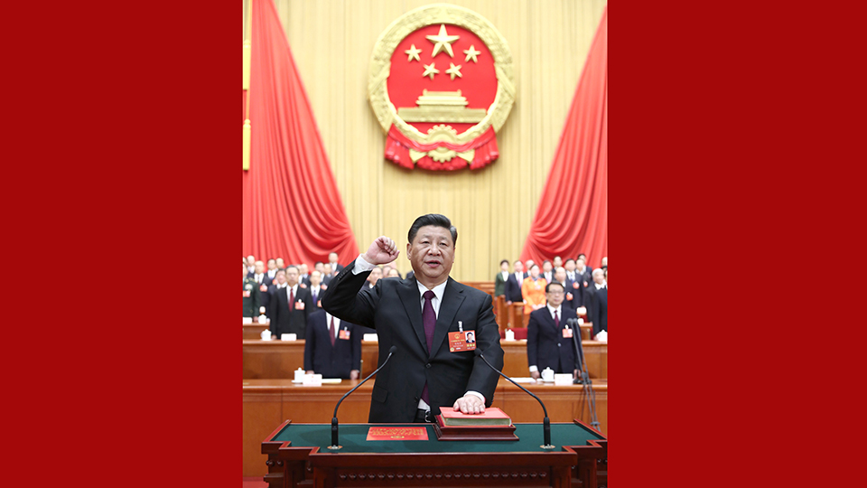 新當(dāng)選的國家主席、中央軍委主席習(xí)近平進(jìn)行憲法宣誓