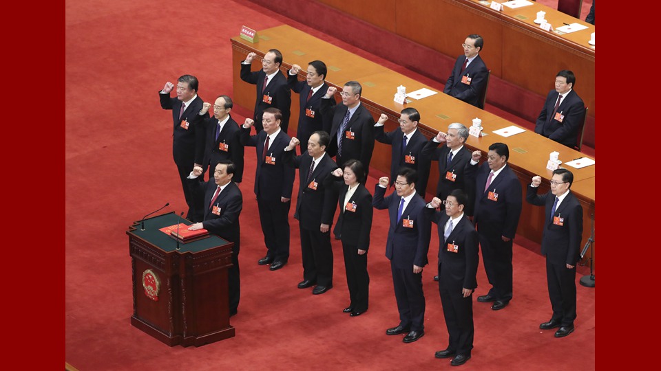 新當(dāng)選的全國人大常委會副委員長、秘書長進(jìn)行憲法宣誓