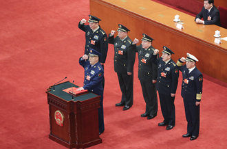 中央軍委副主席、委員進(jìn)行憲法宣誓