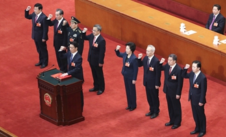 國(guó)務(wù)院副總理、國(guó)務(wù)委員、秘書(shū)長(zhǎng)進(jìn)行憲法宣誓