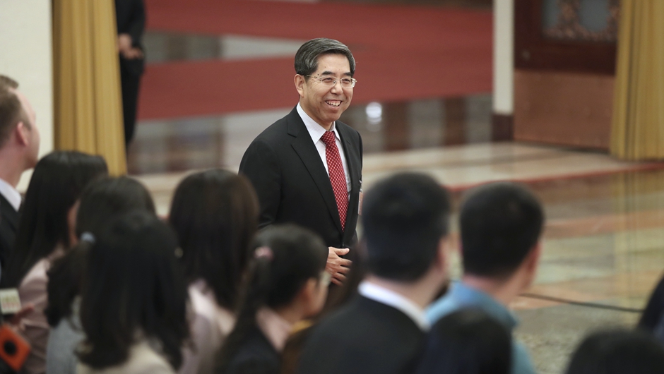 馬建堂步入“部長(zhǎng)通道”，準(zhǔn)備接受采訪