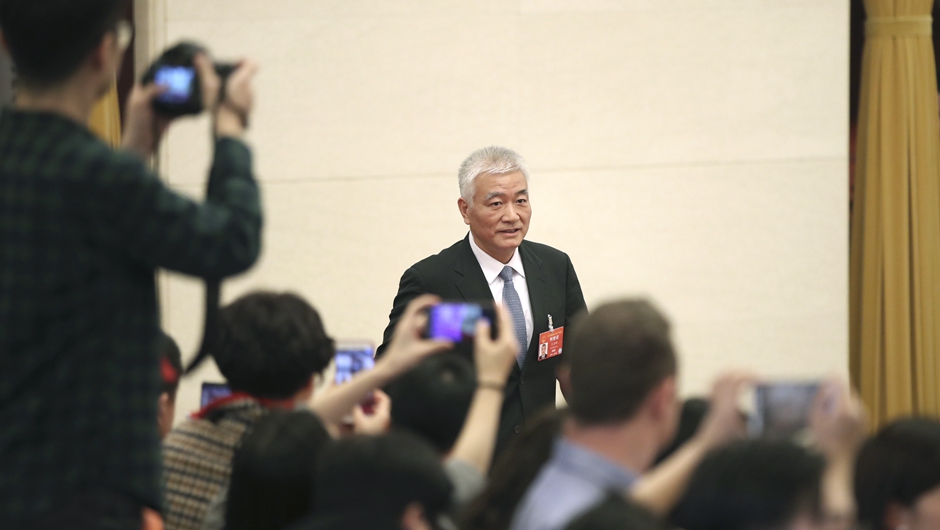 王志剛步入“部長(zhǎng)通道”，準(zhǔn)備接受采訪