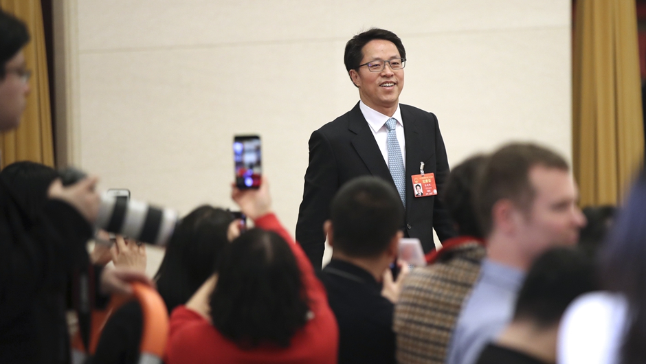 張曉明步入“部長(zhǎng)通道”，準(zhǔn)備接受采訪
