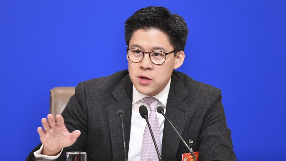 全國政協(xié)委員、中國香港體育協(xié)會(huì)暨奧林匹克委員會(huì)副會(huì)長、霍英東集團(tuán)副總裁 霍啟剛