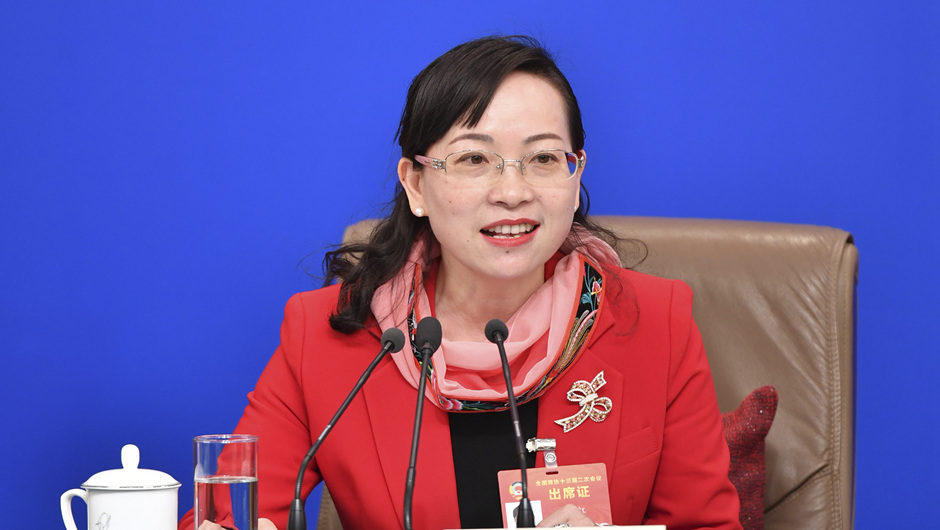 全國政協(xié)委員、湖南省湘西土家族苗族自治州政協(xié)副主席 石紅