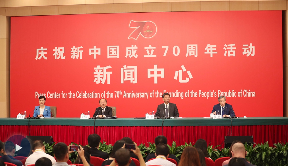 以新發(fā)展理念為引領(lǐng)，推進中國經(jīng)濟平穩(wěn)健康可持續(xù)發(fā)展
