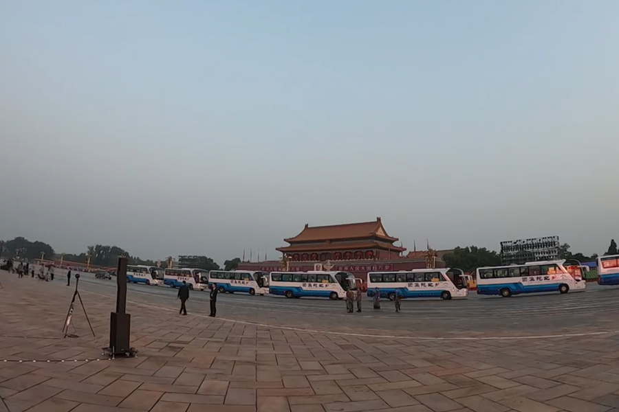 10月1日清晨的天安門城樓和長安街，燈火通明，正在準備慶祝大會的工作人員雖然緊張忙碌，但仍顯得井然有序