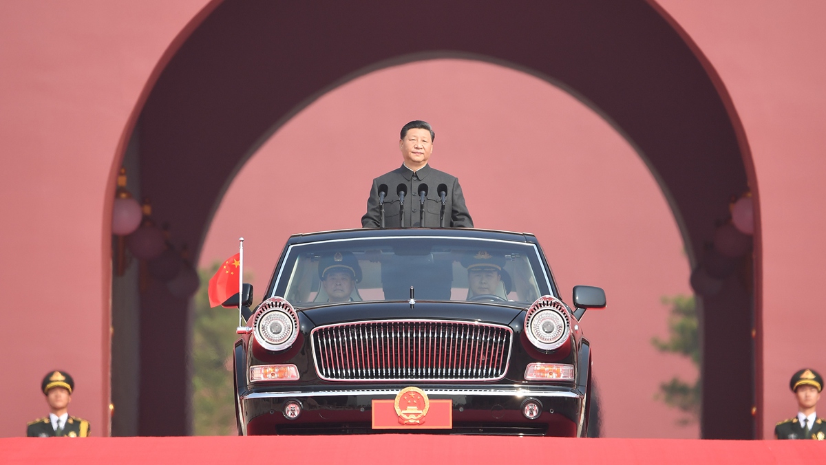 習近平乘坐檢閱車，經(jīng)過金水橋，駛上長安街
