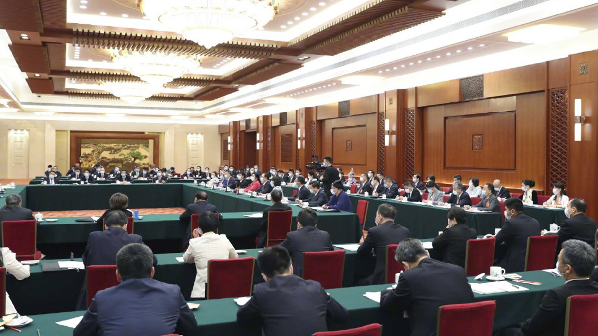 出席十三屆全國人大三次會議的代表團分組審議政府工作報告，來看審議現(xiàn)場