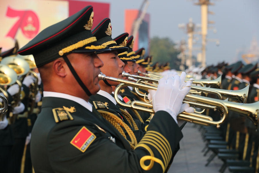 解放軍聯(lián)合軍樂團在廣場就位后進行準備工作和試奏。據(jù)了解，解放軍聯(lián)合軍樂團此次演奏是從開國大典至今歷次閱兵以來演奏曲目最多的一次，不少曲目是為此次閱兵量身打造的全新作品，此次也是歷次女演奏員最多的一次。