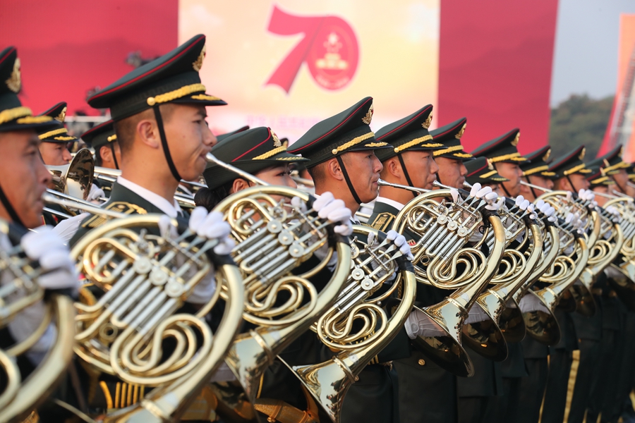 解放軍聯(lián)合軍樂團在廣場就位后進行準備工作和試奏。據(jù)了解，解放軍聯(lián)合軍樂團此次演奏是從開國大典至今歷次閱兵以來演奏曲目最多的一次，不少曲目是為此次閱兵量身打造的全新作品，此次也是歷次女演奏員最多的一次。