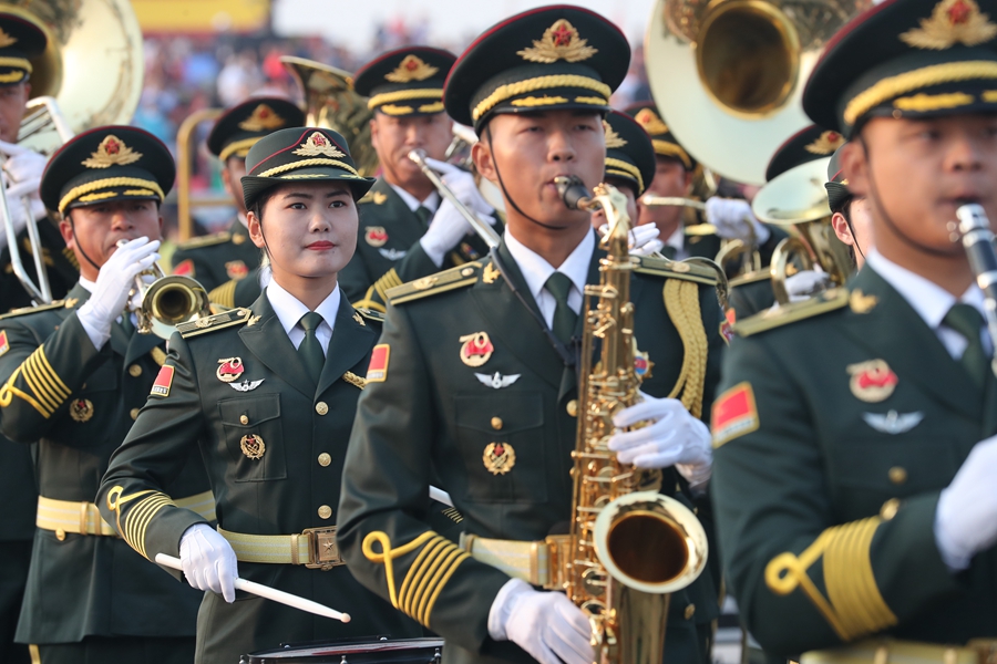 解放軍聯(lián)合軍樂團在廣場就位后進行準備工作和試奏。據(jù)了解，解放軍聯(lián)合軍樂團此次演奏是從開國大典至今歷次閱兵以來演奏曲目最多的一次，不少曲目是為此次閱兵量身打造的全新作品，此次也是歷次女演奏員最多的一次。