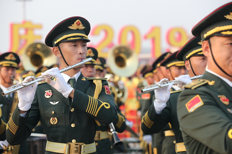 解放軍聯(lián)合軍樂團在廣場就位后進行準備工作和試奏。據(jù)了解，解放軍聯(lián)合軍樂團此次演奏是從開國大典至今歷次閱兵以來演奏曲目最多的一次，不少曲目是為此次閱兵量身打造的全新作品，此次也是歷次女演奏員最多的一次。