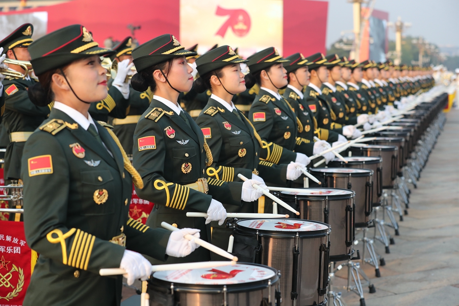 解放軍聯(lián)合軍樂團在廣場就位后進行準備工作和試奏。據(jù)了解，解放軍聯(lián)合軍樂團此次演奏是從開國大典至今歷次閱兵以來演奏曲目最多的一次，不少曲目是為此次閱兵量身打造的全新作品，此次也是歷次女演奏員最多的一次。