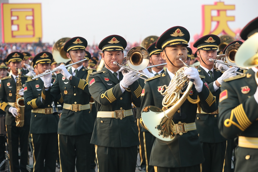 解放軍聯(lián)合軍樂團在廣場就位后進行準備工作和試奏。據(jù)了解，解放軍聯(lián)合軍樂團此次演奏是從開國大典至今歷次閱兵以來演奏曲目最多的一次，不少曲目是為此次閱兵量身打造的全新作品，此次也是歷次女演奏員最多的一次。