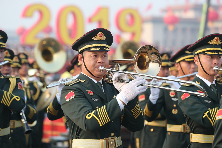 解放軍聯(lián)合軍樂團在廣場就位后進行準備工作和試奏。據(jù)了解，解放軍聯(lián)合軍樂團此次演奏是從開國大典至今歷次閱兵以來演奏曲目最多的一次，不少曲目是為此次閱兵量身打造的全新作品，此次也是歷次女演奏員最多的一次。