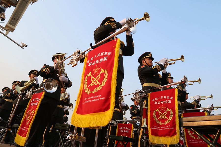 解放軍聯(lián)合軍樂團在廣場就位后進行準備工作和試奏。據(jù)了解，解放軍聯(lián)合軍樂團此次演奏是從開國大典至今歷次閱兵以來演奏曲目最多的一次，不少曲目是為此次閱兵量身打造的全新作品，此次也是歷次女演奏員最多的一次。