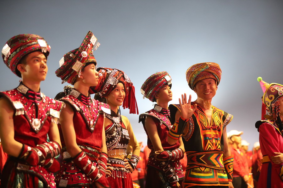 好兒好女好家園，齊心奔小康，共圓中國夢