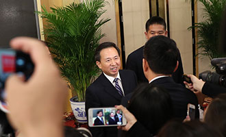 環(huán)境保護(hù)部黨組書記、部長李干杰接受記者采訪