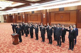 國(guó)務(wù)院部長(zhǎng)、委員會(huì)主任、中國(guó)人民銀行行長(zhǎng)、審計(jì)長(zhǎng)進(jìn)行憲法宣誓