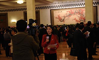 新華社記者在大會(huì)堂內(nèi)采訪(fǎng)報(bào)道