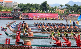 2018海峽兩岸龍舟賽開幕，53支隊(duì)伍競(jìng)渡   組圖