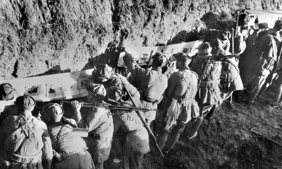 1948年冬，淮海戰(zhàn)役期間，雙堆集前沿陣地舉辦的戰(zhàn)地影展，深受解放軍戰(zhàn)士歡迎。新華社稿  袁克忠攝