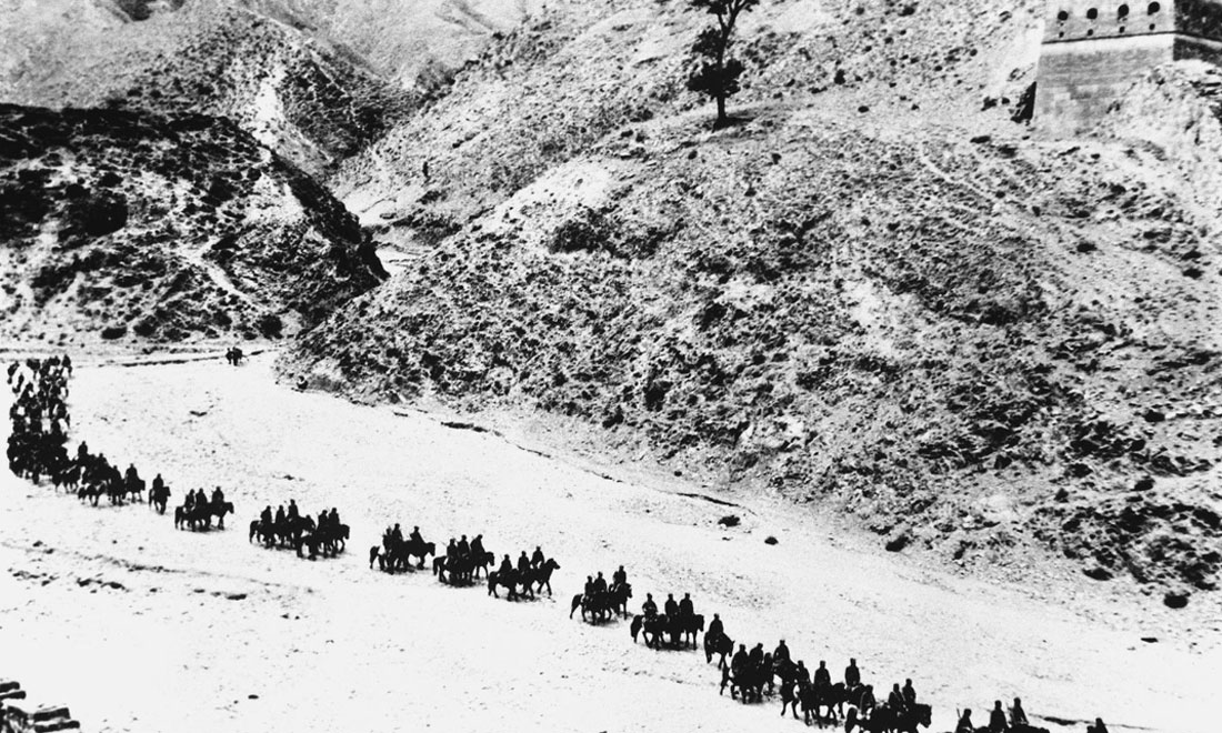 1937年11月太原失守后，八路軍向華北敵后挺進(jìn)，分兵發(fā)動群眾，開展敵后游擊戰(zhàn)爭，創(chuàng)建敵后根據(jù)地。新華社稿　沙飛攝