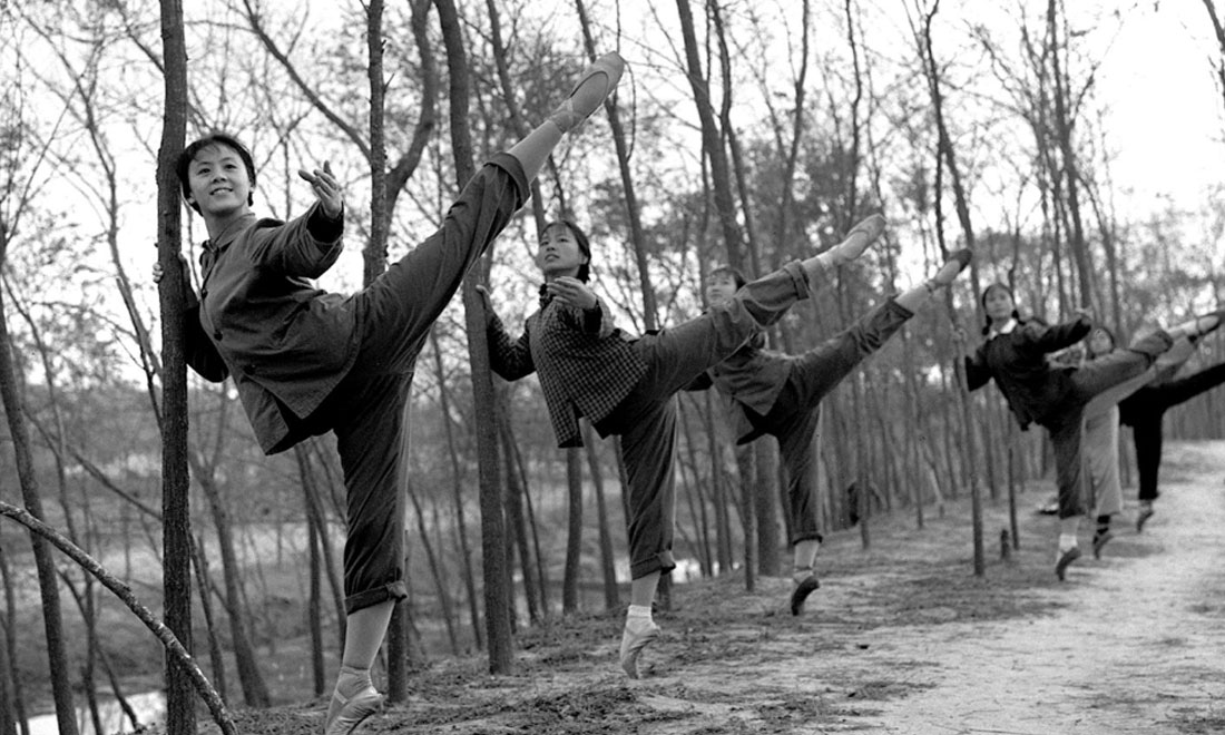 1972年秋，上海市舞蹈學(xué)?！栋酌穭〗M的演員們來到上海市金山縣金衛(wèi)公社參加勞動鍛煉，在農(nóng)村也堅持練功。新華社記者黃田寶攝