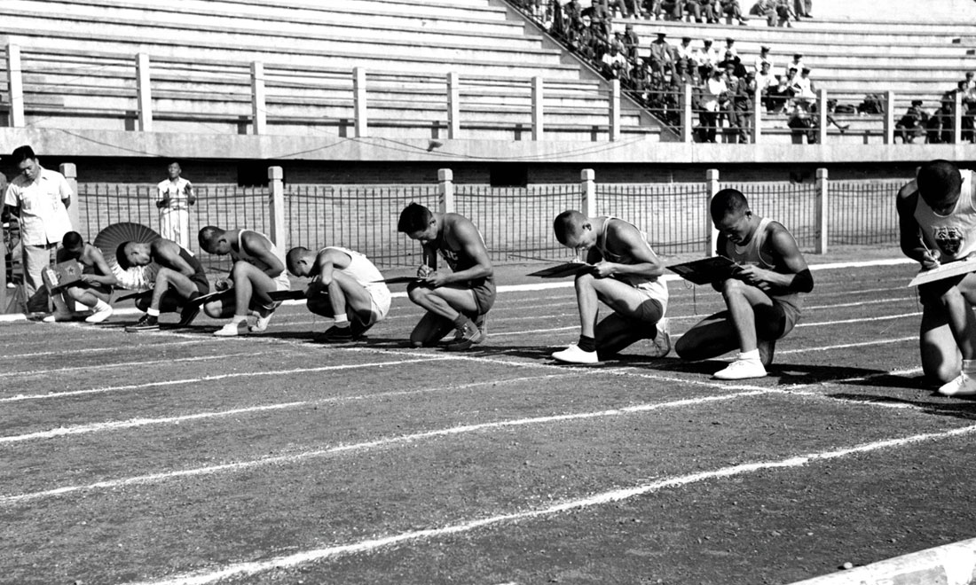 1952年8月2日，慶祝中國人民解放軍建軍25周年全軍運(yùn)動會在北京舉行，運(yùn)動員在進(jìn)行識字賽跑比賽。新華社記者岳國芳攝