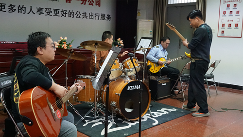 追夢(mèng)中國(guó)人|侯孝輝：左手方向盤，右手麥克風(fēng)