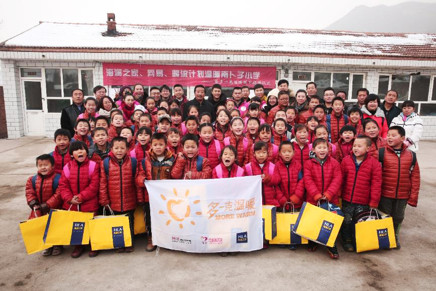 2015年12月1日凌晨五點，“多一克溫暖”公益行動的捐贈團(tuán)隊從北京出發(fā)，驅(qū)車四個小時來到了150公里外的南卜子小學(xué)，這是河北赤城縣14個村落里唯一的山村小學(xué)。青年演員杜淳也加入了這次溫暖行動。