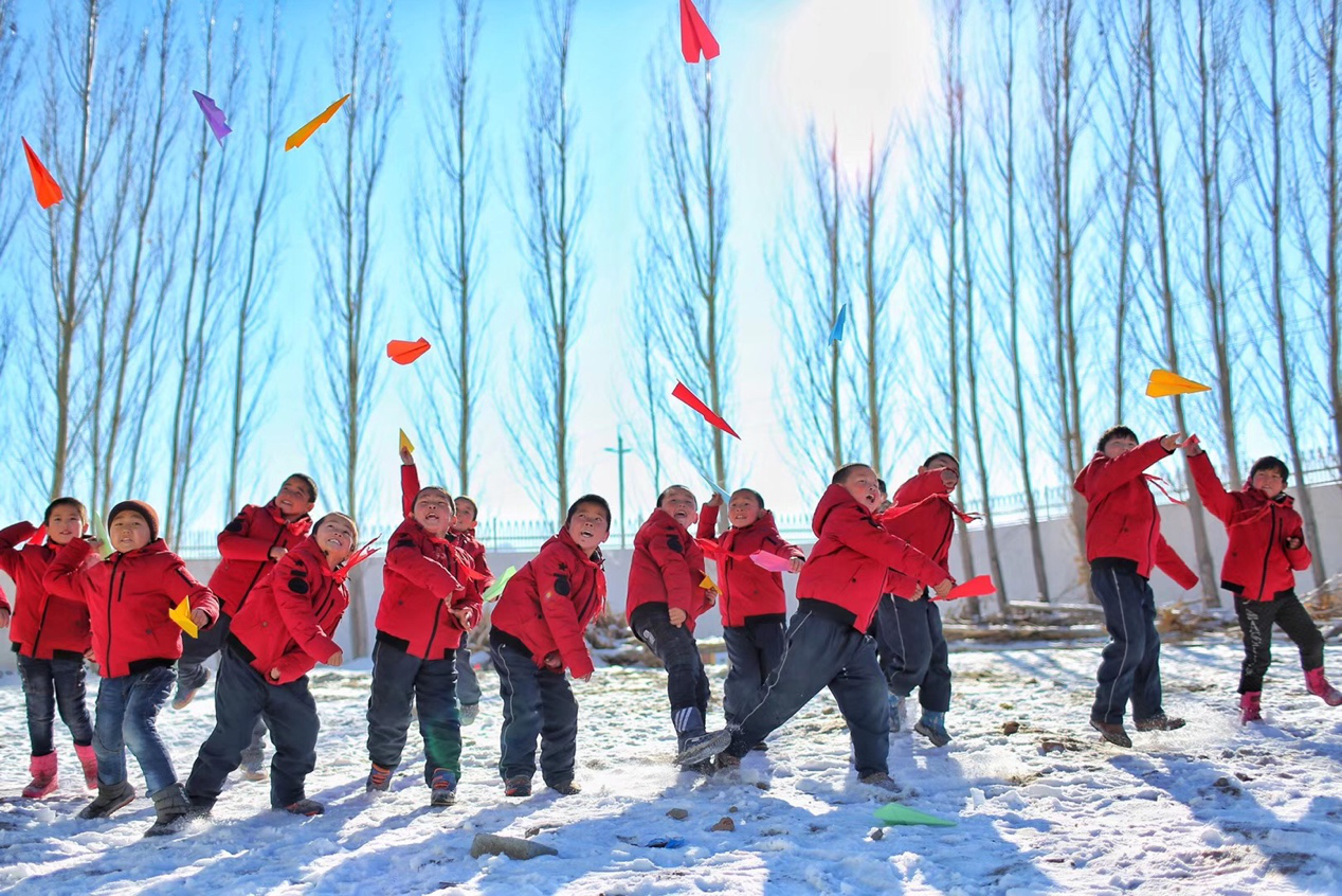2017年11月15日， “多一克溫暖”公益行動走進(jìn)北疆地區(qū)，實現(xiàn)了從物質(zhì)捐贈到“物質(zhì)+精神”溫暖的升級。 “體操冠軍”楊威、好妹妹樂隊等傾情加盟，不僅為孩子們帶來加厚羽絨服和御寒物資，還準(zhǔn)備了溫暖的課堂。