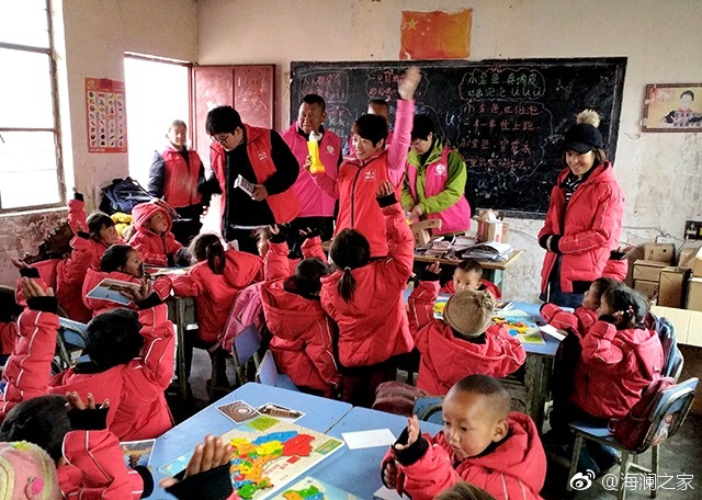 2018年，由海瀾之家攜手網(wǎng)易新聞打造的“多一課溫暖”課程平臺讓一間間溫暖的課堂走向深山與邊陲。帶著貼合孩子教育需求的線上內(nèi)容和教師、各領(lǐng)域KOL及愛心人士組成的愛心團(tuán)隊，海瀾之家用實際行動為孩子的教育加溫，踐行“多一克溫暖”。