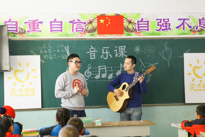 “多一克溫暖”公益活動的老朋友好妹妹樂隊，為孩子們帶來了音樂和繪畫課，用音符溫暖孩子們的心靈，用畫筆繪出更繽紛的世界。不斷匯聚的愛心，讓寒冷的北疆進(jìn)入到更多人的視野當(dāng)中，也讓孩子們臉上的笑容更燦爛。