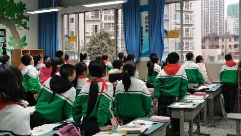 課上到一半，同學(xué)們卻把頭望向了外面！校長(zhǎng)說：點(diǎn)贊！