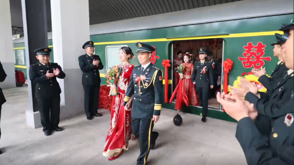 火車當(dāng)“婚車”，東風(fēng)快遞員最有排面的“幸福軍列”