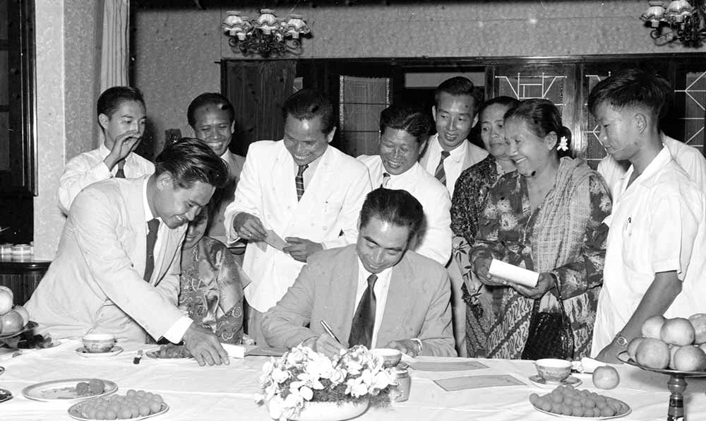 1955年4月25日，為迎接亞非會議而組織的萬隆人民委員會的代表請周恩來總理簽名留念。
