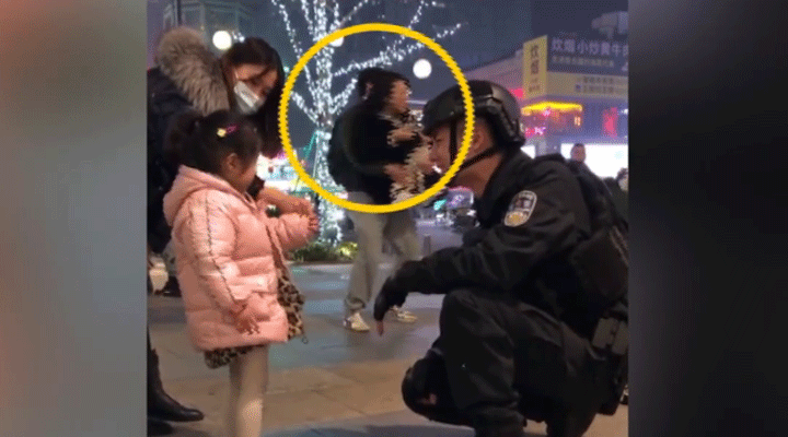 女子被特警圈粉蹲地拍照不想走，男友接下來(lái)的舉動(dòng)驚呆網(wǎng)友