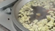 沈陽(yáng)一企業(yè)熬740鍋紅糖水送26個(gè)檢測(cè)點(diǎn)，用了千斤紅糖200斤姜