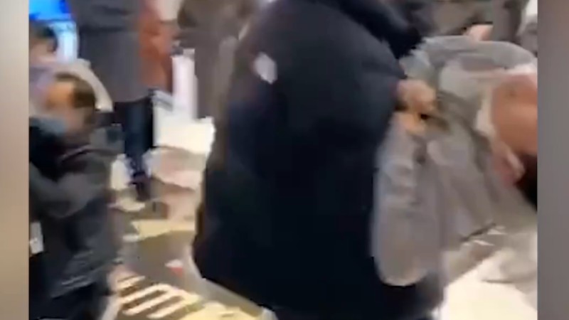 浙江一電影院發(fā)生事故多人送醫(yī)，現(xiàn)場家長懷抱兒童奔走