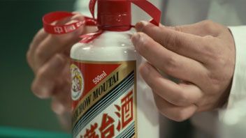 “抱團(tuán)松動(dòng)”！機(jī)構(gòu)慌了？有人急忙賣茅臺(tái)，有人連夜看周期