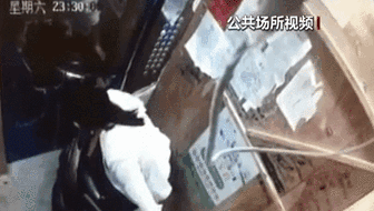 電梯內(nèi)突發(fā)自燃 電動(dòng)車進(jìn)樓怎么禁？ 發(fā)現(xiàn)電瓶車有起火苗頭應(yīng)立刻撤離