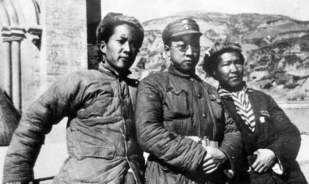 延安魯迅藝術文學院托兒所的阿姨和孩子們。
