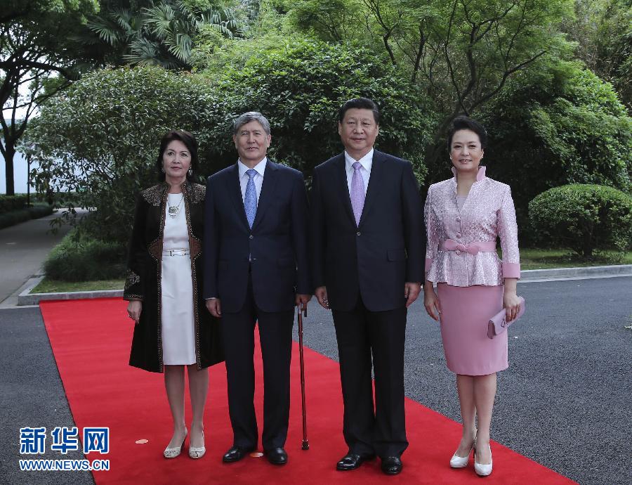會(huì)談前，習(xí)近平在上海西郊會(huì)議中心廣場(chǎng)為阿坦巴耶夫舉行歡迎儀式。新華社記者 蘭紅光 攝 