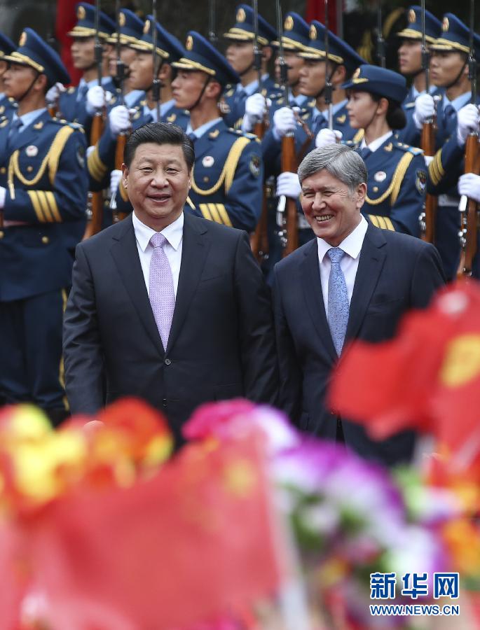 會(huì)談前，習(xí)近平在上海西郊會(huì)議中心廣場(chǎng)為阿坦巴耶夫舉行歡迎儀式。新華社記者 蘭紅光 攝 