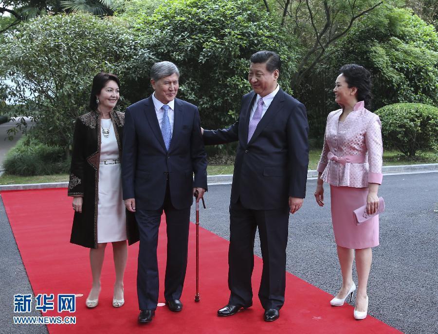 會(huì)談前，習(xí)近平在上海西郊會(huì)議中心廣場(chǎng)為阿坦巴耶夫舉行歡迎儀式。新華社記者 蘭紅光 攝 