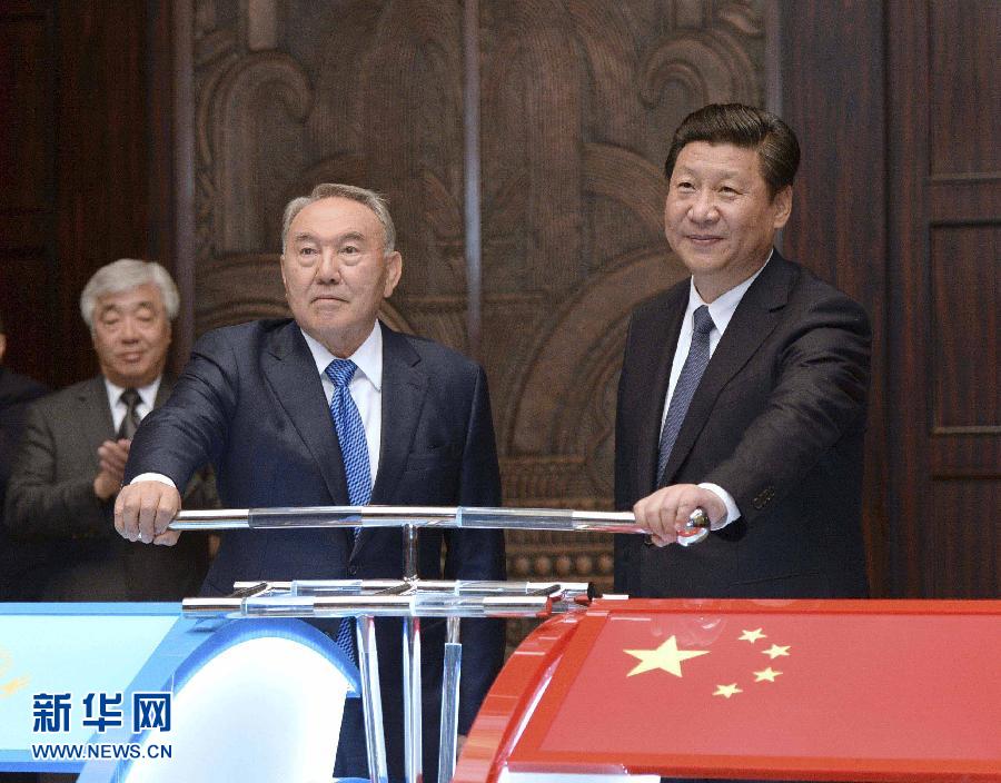 5月19日，國家主席習(xí)近平在上海同哈薩克斯坦總統(tǒng)納扎爾巴耶夫舉行會談。這是會談后，兩國元首共同出席中哈連云港物流場站項(xiàng)目遠(yuǎn)程投產(chǎn)儀式。新華社記者 馬占成 攝 