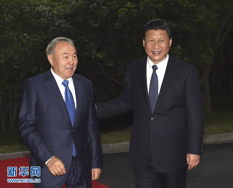  5月19日，中國國家主席習(xí)近平在上海同哈薩克斯坦總統(tǒng)納扎爾巴耶夫舉行會談。這是會談前，習(xí)近平在上海西郊會議中心廣場為納扎爾巴耶夫舉行歡迎儀式。新華社記者 馬占成 攝 